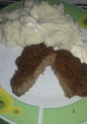 Una foto de #Hamburguesas caseras de carne picada y puré!