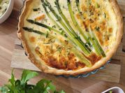 Une photo de quiche asperge