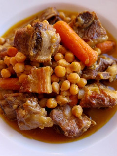 Una foto de Costillas guisadas al Oporto con panceta, garbanzos y zanahorias baby