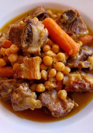 Una foto de Costillas guisadas al Oporto con panceta, garbanzos y zanahorias baby