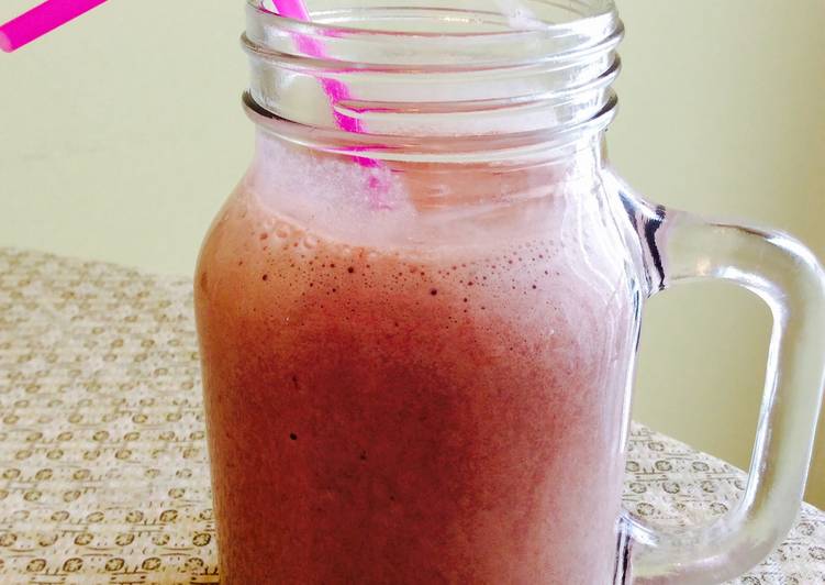 Recipe of Homemade Chocolate Covered Strawberry Smoothie 🍓