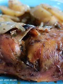 Una foto de Pierna y contrapierna de pollo al horno con cosas