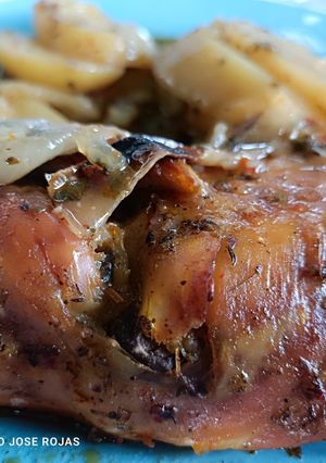 Una foto de Pierna y contrapierna de pollo al horno con cosas