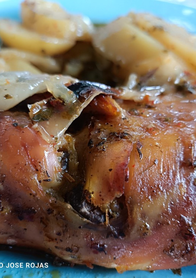 Una foto de Pierna y contrapierna de pollo al horno con cosas
