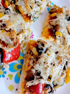 वेजी सुप्रीम मेक्सिकाना पिज़्ज़ा (veggie supreme mexicana pizza recipe in Hindi) रेसिपी मुख्य फोटो
