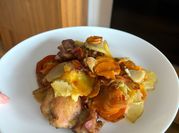 Una foto de pollo al horno con papas y camote