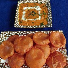 A picture of Paneer Butter masala flavoured Puri.