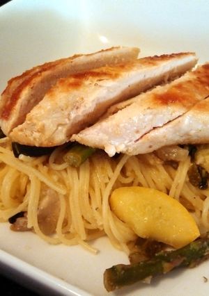 A picture of Garden fresh chicken pasta.
