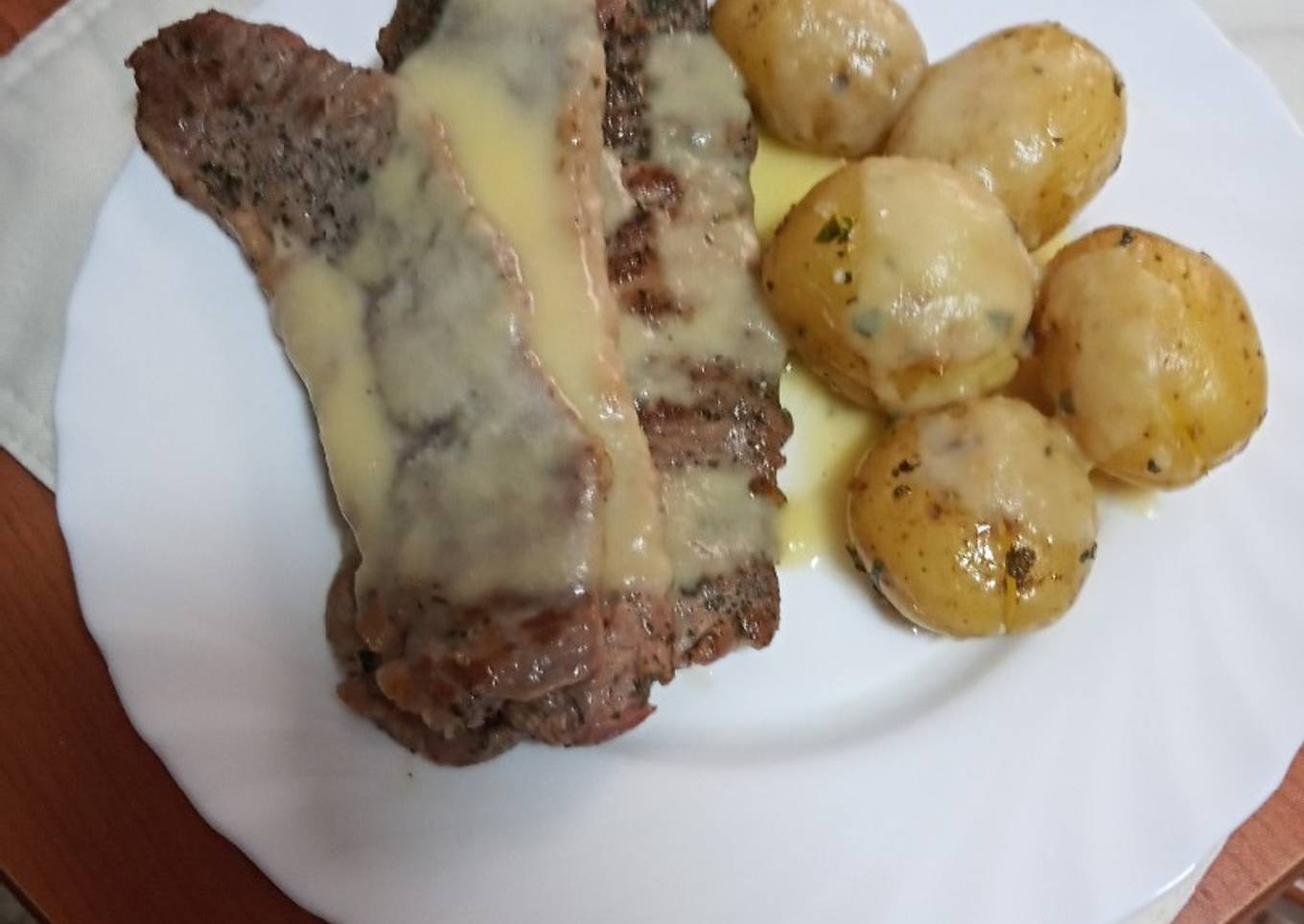 Entrecot a la plancha con papas asadas y salsa de manzana