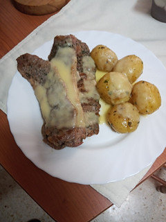 Una foto de Entrecot a la plancha con papas asadas y salsa de manzana