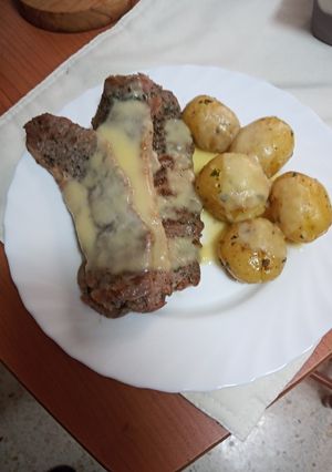 Una foto de Entrecot a la plancha con papas asadas y salsa de manzana