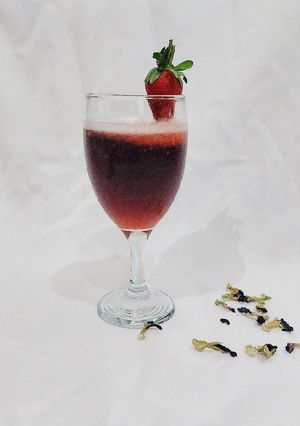Foto resep Butterfly pea berry juice (re : kembang telang stoberi jus)