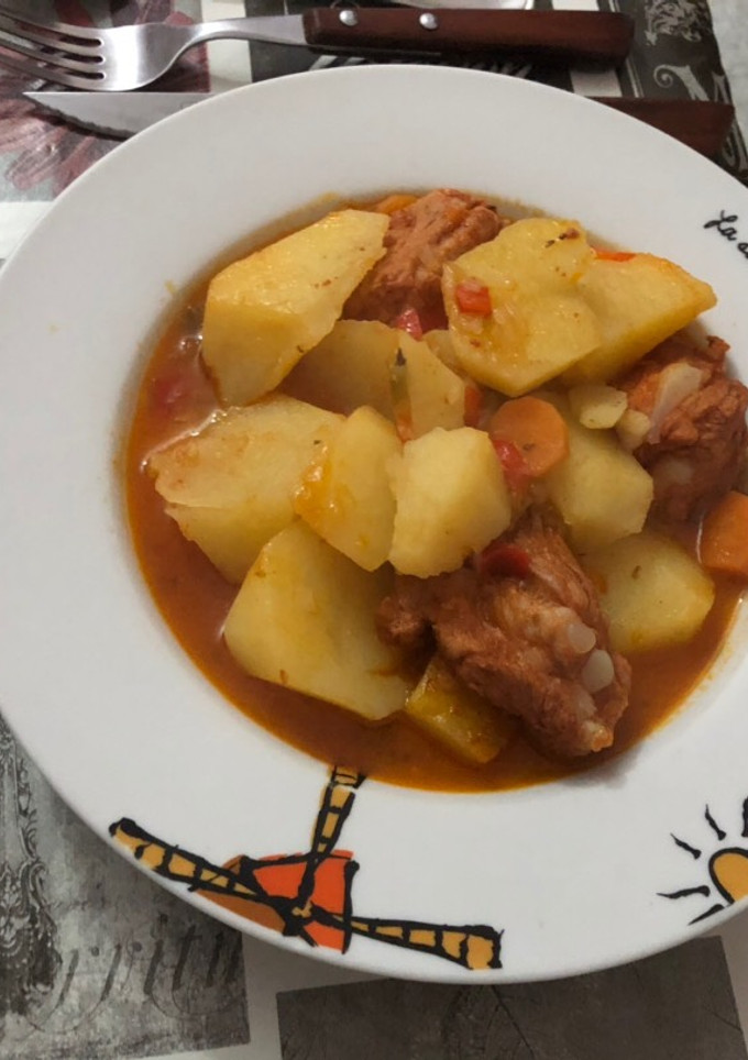 Una foto de Guisado de patatas con costilla adobada