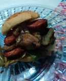 Mini hamburguesa de chorizo, hongos y chile poblano con cebolla