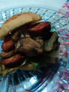 Una foto de Mini hamburguesa de chorizo, hongos y chile poblano con cebolla