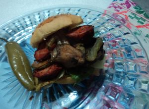 Una foto de Mini hamburguesa de chorizo, hongos y chile poblano con cebolla