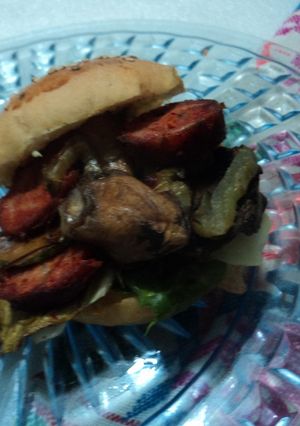 Una foto de Mini hamburguesa de chorizo, hongos y chile poblano con cebolla