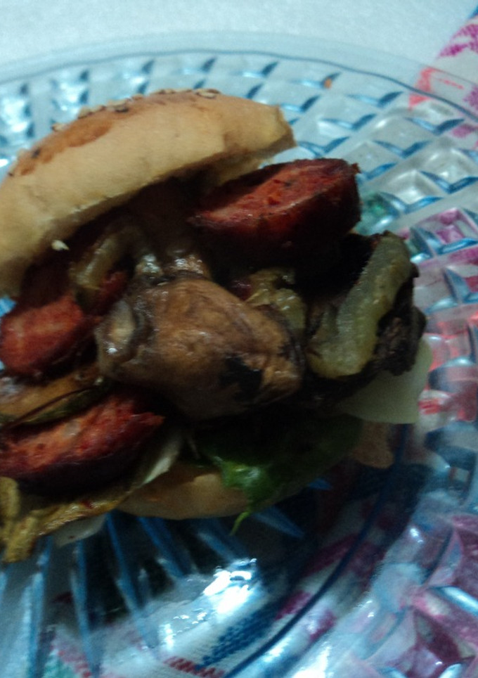 Una foto de Mini hamburguesa de chorizo, hongos y chile poblano con cebolla