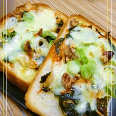 A picture of Wakame Seaweed and Kimchi Toast.