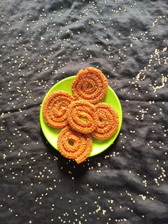 ઘઉંના લોટની ચકરી (Wheat Flour Chakri Recipe In Gujarati) રેસીપી મુખ્ય ફોટો
