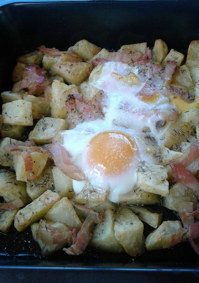 Una foto de Papas huevos y bacon