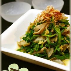 A picture of Simple Parboiled Japanese Parsley and Maitake Mushrooms.