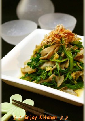 A picture of Simple Parboiled Japanese Parsley and Maitake Mushrooms.