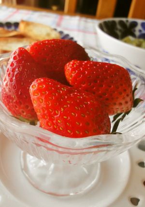 A picture of How to Choose and Prepare Strawberries.