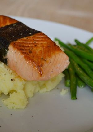Foto di Nori-wrapped salmonwith wasabi mash - Salmone in alga nori con purea al wasabi