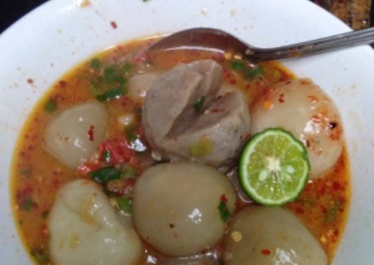 Cilok goang isi ayam + telur di kasihh baso sapi