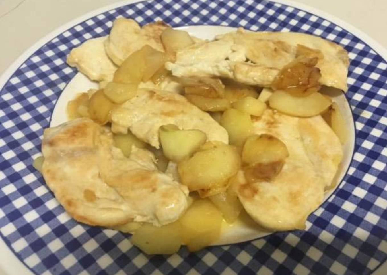 Pechuga a la plancha con manzana