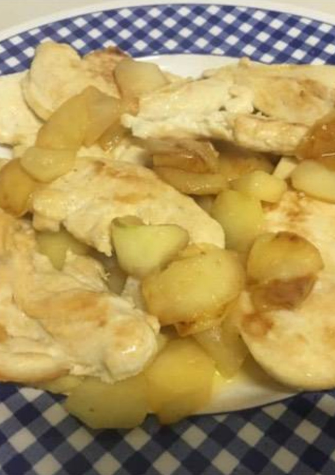 Una foto de Pechuga a la plancha con manzana