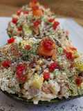 Aguacates rellenos de arroz y salmón
