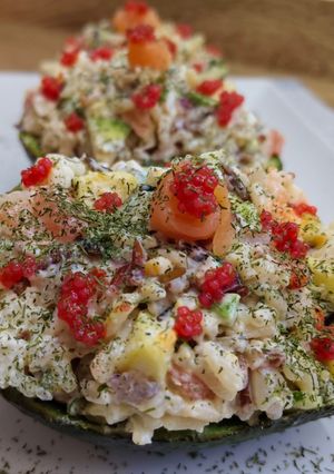 Una foto de Aguacates rellenos de arroz y salmón