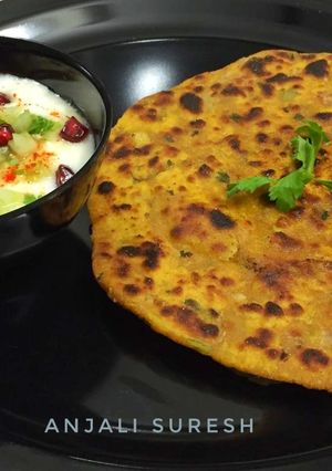A picture of Missi Roti.