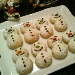 A picture of Cute Snowman Cookie Balls.