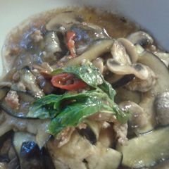 A picture of Pad Ma Khure Yaow or stir fry eggplants.