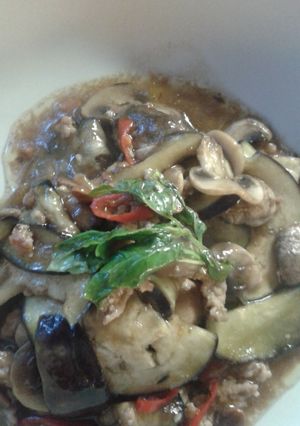 A picture of Pad Ma Khure Yaow or stir fry eggplants.