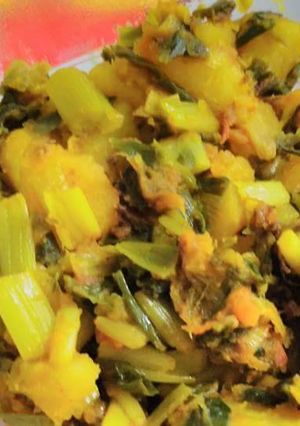 स्प्रिंग प्याज़ और आलू ड्राई वेज (Spring onion nd potato dry veg recipe in hindi) रेसिपी मुख्य फोटो