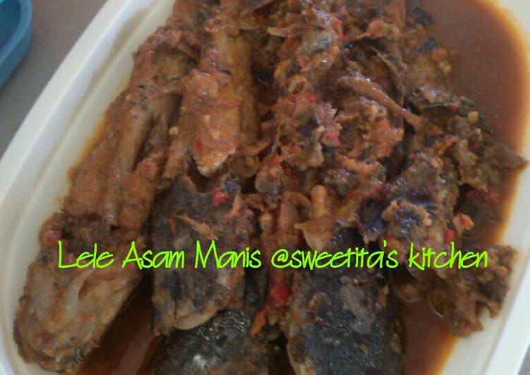 Bagaimana memasak Lele Asam Manis yang Enak