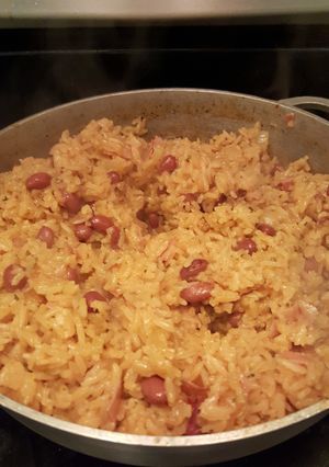 A picture of Arroz con habichuelas.