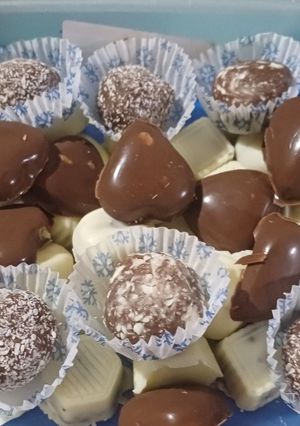 Una foto de Bombones de chocolate negro y blanco rellenos de cookies y coco rallado receta casera