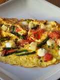 Tortilla de espárragos, tomatitos y queso semicurado de cabra