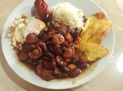 Una foto de comida colombiana