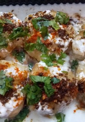 मूँग दाल दही बड़े (Moong dal dahi bade recipe in hindi) रेसिपी मुख्य फोटो