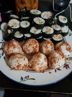 Foto resep Sushi salmon dan onigiri simple