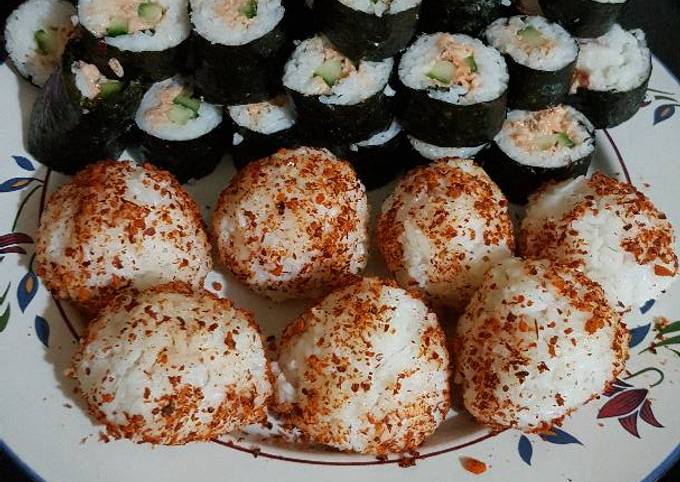 Sushi salmon dan onigiri simple foto resep utama