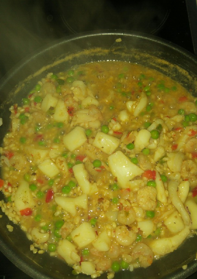 Una foto de Arroz integral con pescado y verduras