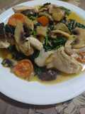 Pollo con setas y espinacas