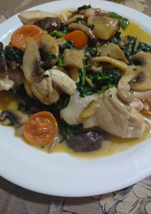 Una foto de Pollo con setas y espinacas